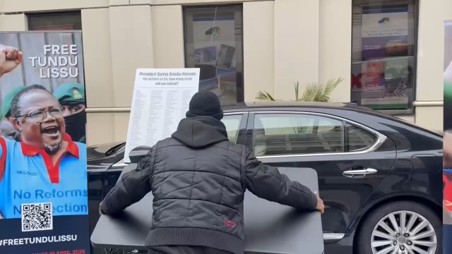 Watanzania na maandamano kwenye ubalozi wa Tanzania nchini Marekani