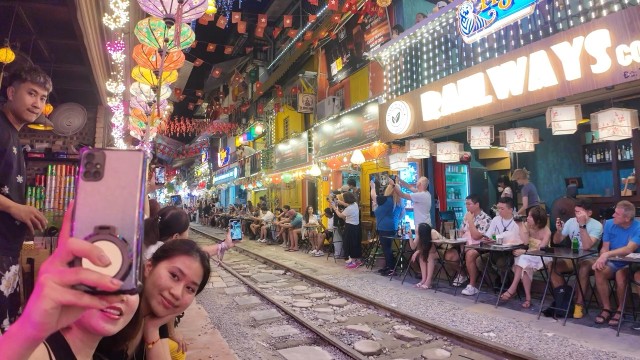 • The CRAZIEST Train Street in the World Nilishuhudia Treni Ikipita Karibu na Watu Hanoi Vietnam 🇻🇳
