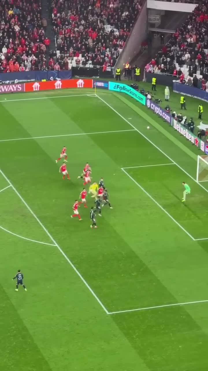Watch how Benfica goalkeeper Anatolly Trubin scored a goal with a diving header