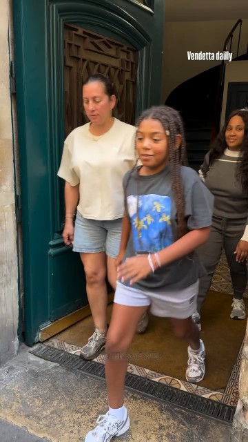 Why is Blue Ivy hiding her face????