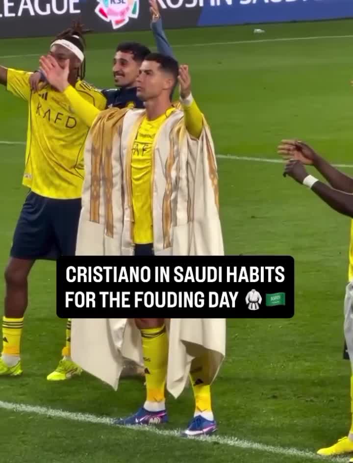 💚✨ Cristiano Ronaldo was wearing 𝐒𝐚𝐮𝐝𝐢 𝐭𝐫𝐚𝐝𝐢𝐭𝐢𝐨𝐧𝐚𝐥 𝐛𝐢𝐬𝐡𝐭 and Sadio Mané with the agal! 🥋👋🏼