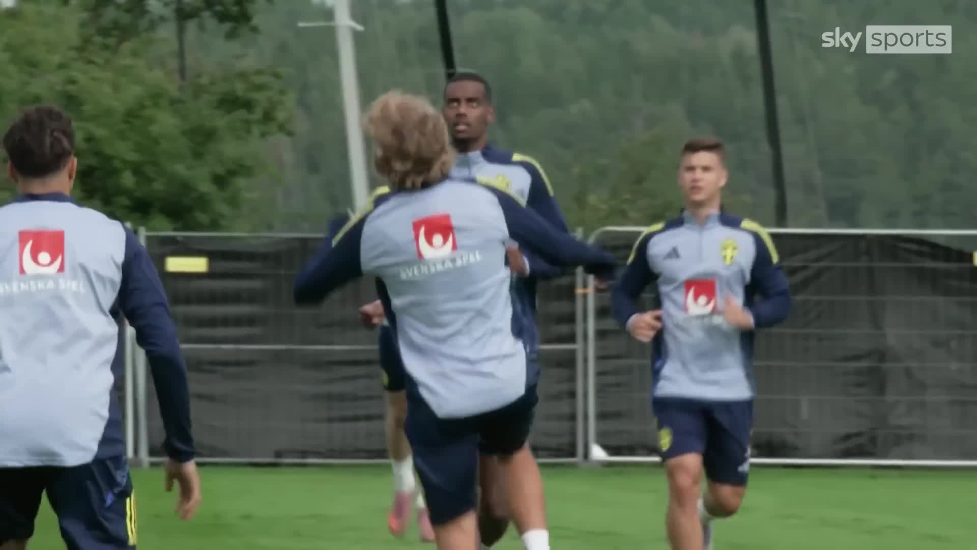 Isak all smiles back in training after Liverpool move as Gyokeres reacts to transfer 🎥