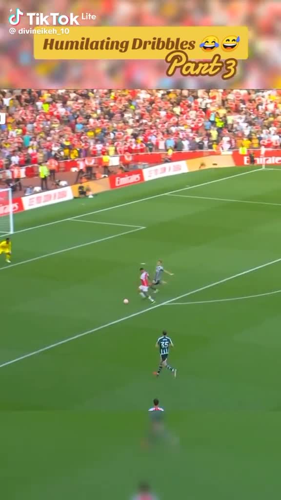 Humiliating dribbles combination 😌