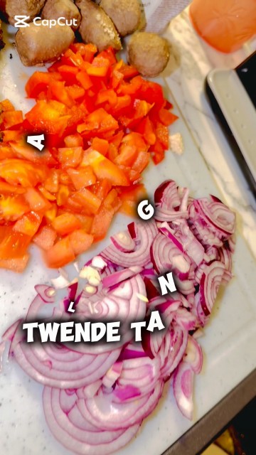 “Crispy Pancakes with Juicy Chicken & Meatballs – Easy 20 Min Meal”