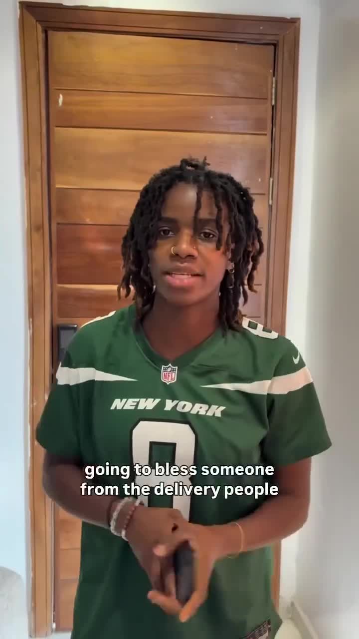 Super Falcons star Esther Okoronkwo offered N500k or $100 to a Nigerian delivery man.  Dude choose $100, he's thinking ‘the dollar is worth more than 500k, he probably will be crying now 🤣