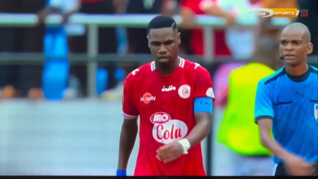 Kapombe anapiga header