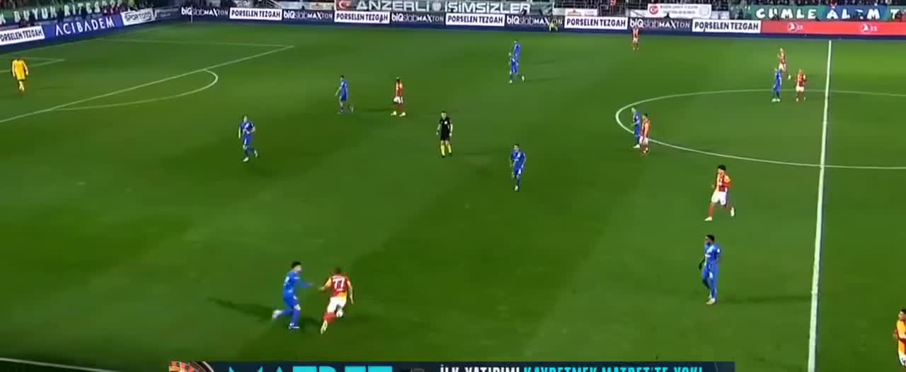 Victor Osimhen score from a tight corner. What a brilliant finish ⚽ 🥅 #VictorOsimhen #Galatasaray #Turkish